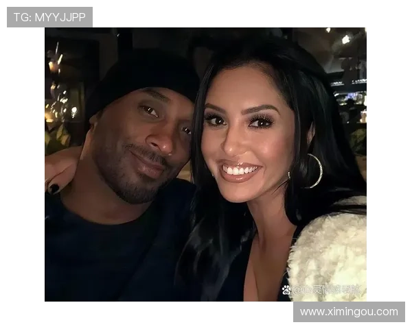 妻子社交媒体分享与库尔图瓦游戏夜照片展现休闲时光的乐趣